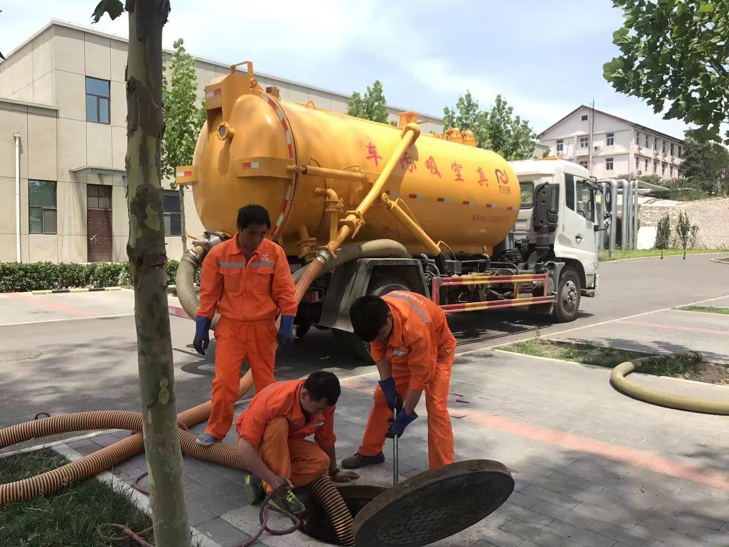 长安区管道疏通车停在窨井附近